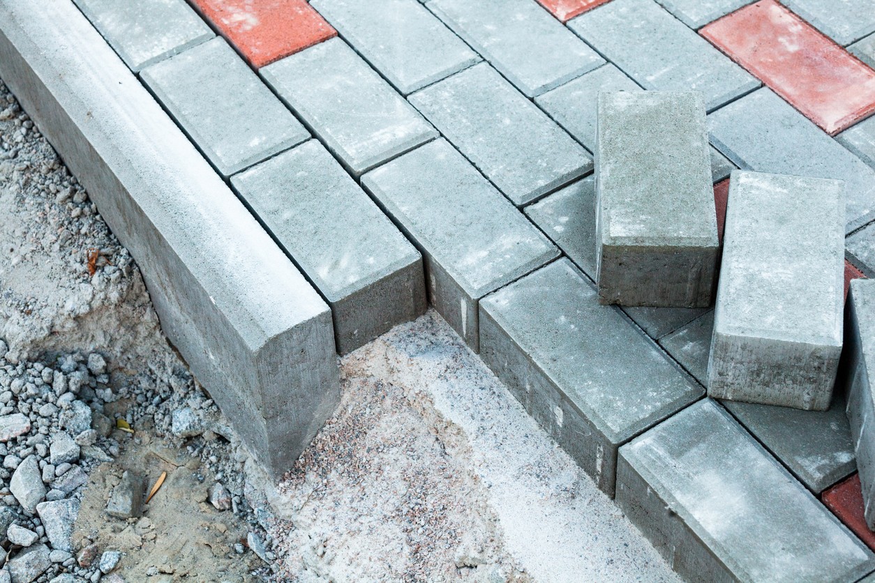 Contenção Lateral e Meio-Fio de Concreto no Travamento de Pisos